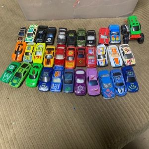MADE IN CHINA GENERIC UNBRANDED PLASTIC & METAL1:64 DIECAST CAR LOT OF 33